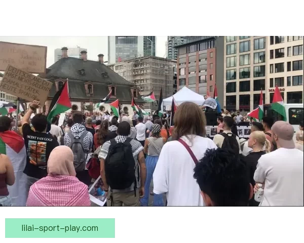 艾维街头演讲引关注 手持麦克风与路人分享独到见解与生活感悟